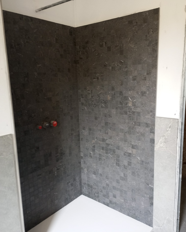 Ristrutturazione bagno con Capri Ceramica, Marca Corona e Flessya