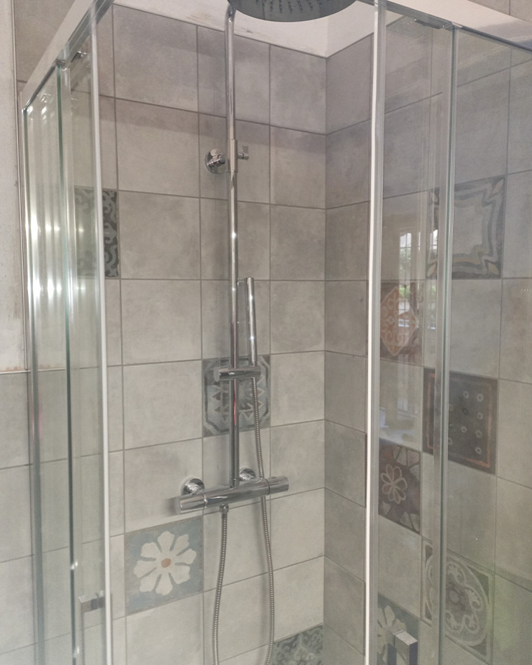 Ristrutturazione bagno con Capri Ceramica, Marca Corona e Flessya