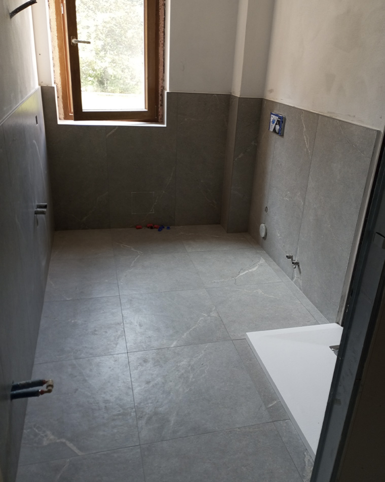 Ristrutturazione bagno con Capri Ceramica, Marca Corona e Flessya